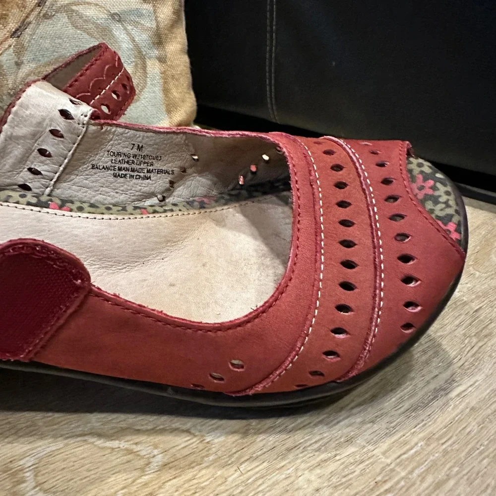 Jambu Touring Red Leather Wedge Sandals Laser Cut Floral Mule 7M Feminine Boho‎